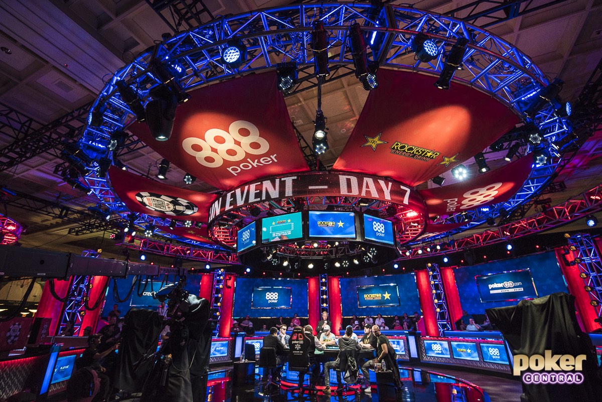 The main stage of the ESPN set during the 2018 WSOP Main Event final table.