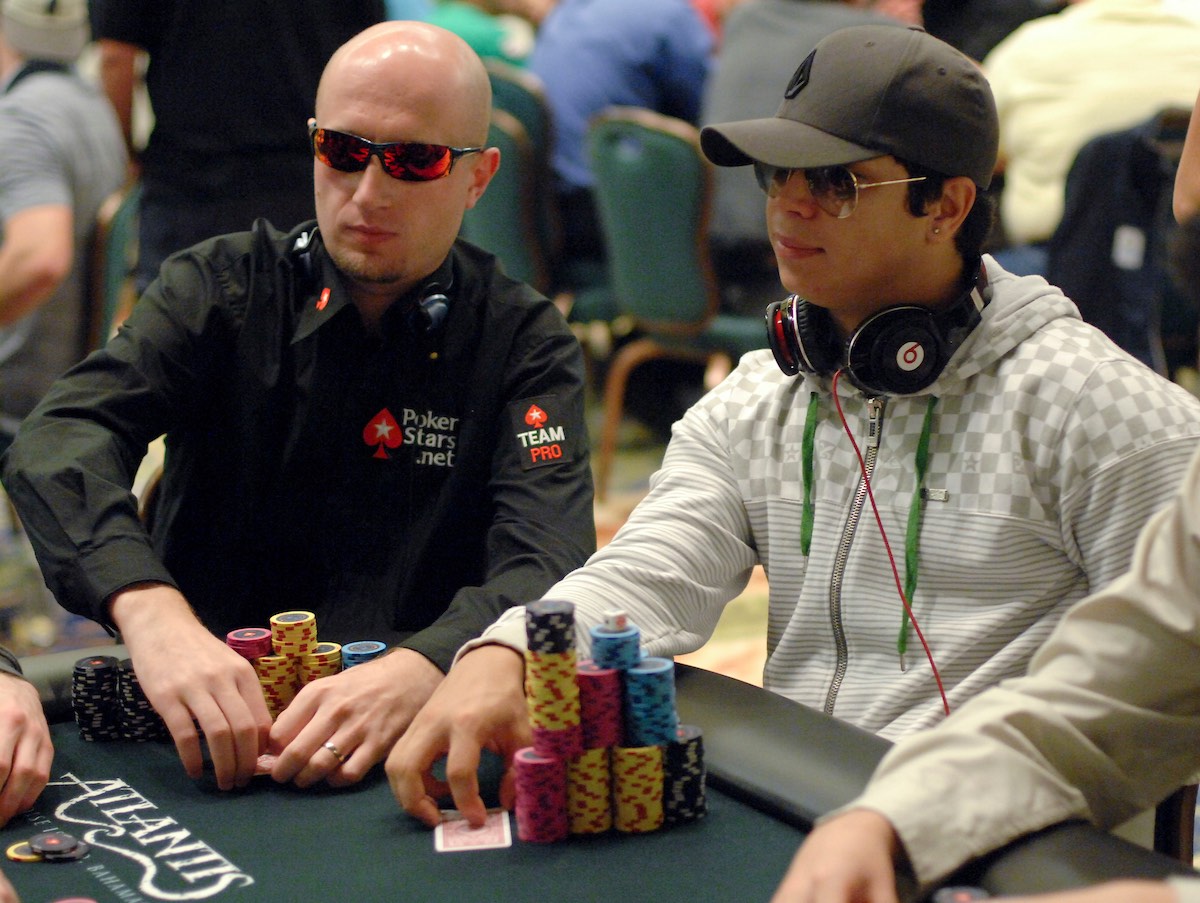 Felipe Ramos sitting on a big stack during the 2009 PCA Main Event next to Polish pro Marcin Horecki. (Photo: PokerPhotoArchives)