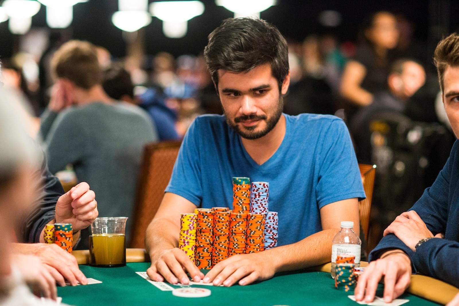 WSOP Main Event Money Bubble Bursts, Lavecchia Leads