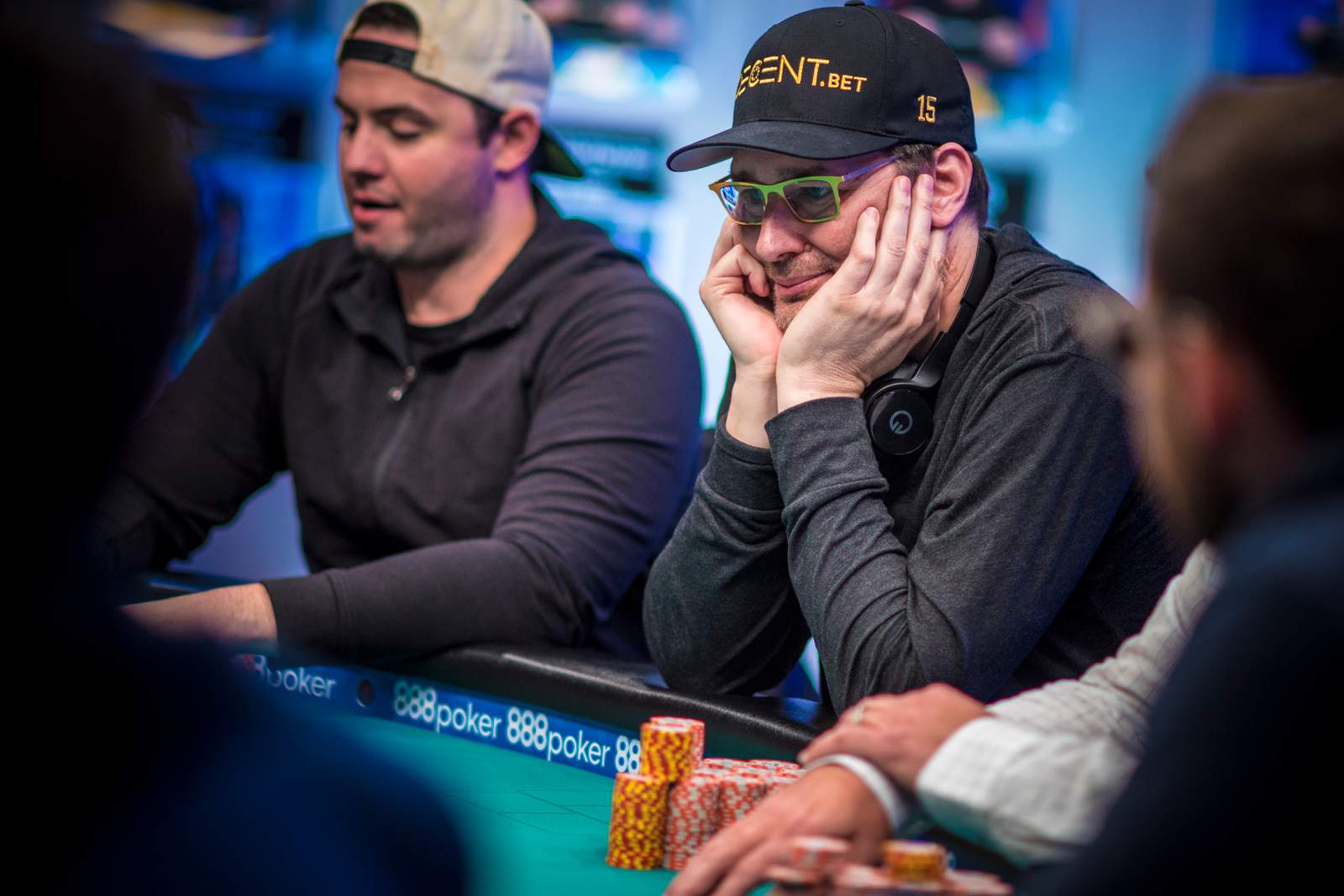 Hellmuth, $5K NLH Feature Table Live on Twitch