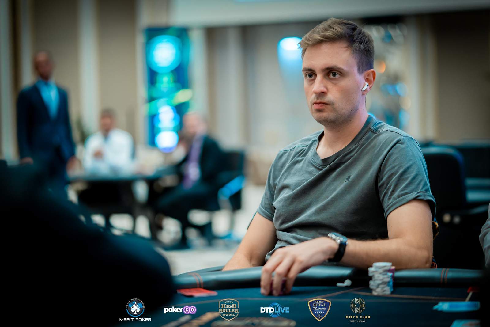 Leonard Maue Leads Day 1 of Super High Roller Bowl IX